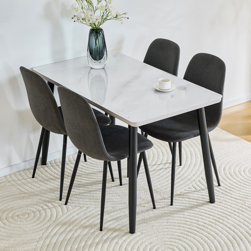 Ensemble de table et de chaises. Table à manger rectangulaire moderne, pouvant accueillir de 4 à 6 personnes. Comptoir en verre trempé blanc + panneau de fibres à densité moyenne inférieur, assorti à 4 chaises de salle à manger en lin et coton gris foncé avec pieds en métal.
