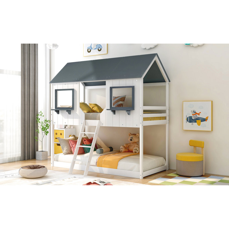 Lit simple au-dessus d'un lit superposé blanc - construction solide avec fenêtre dans une conception inspirée d'une maisonnette blanche