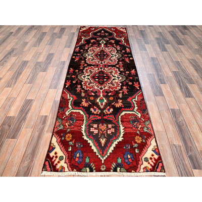 Tapis brun persan rétro 2 pi 9 po x 9 pi avec abat-jour distinct, motif à double médaillon, noué à la main, 100% laine, tondu bas, usé et patiné, côtés et extrémités professionnellement sécurisés, tapis de couloir oriental
