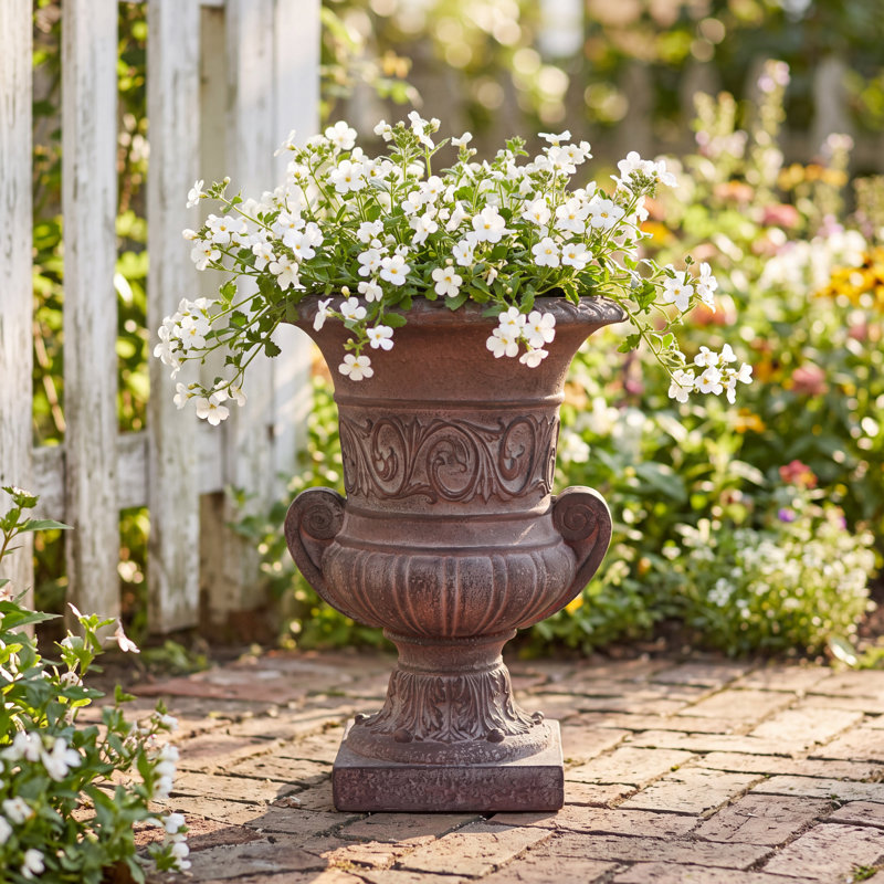 Pot de fleurs Giordano Classic MGO de 52,4 cm de hauteur, avec coupe cannelée, poignées en volute et socle, idéal pour le jardin et la terrasse.