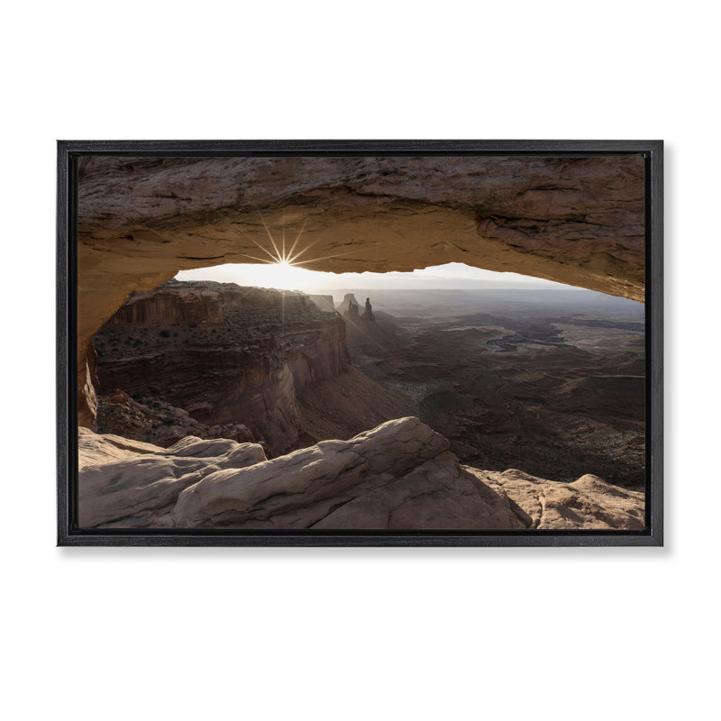  Toile flottante encadrée «Peeking Through Desert Arch» par Danita Delimont, Cadre flottant noir de jais, H 17 po x l 25 po