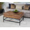 Table basse à quatre pieds avec plateau relevable et rangement