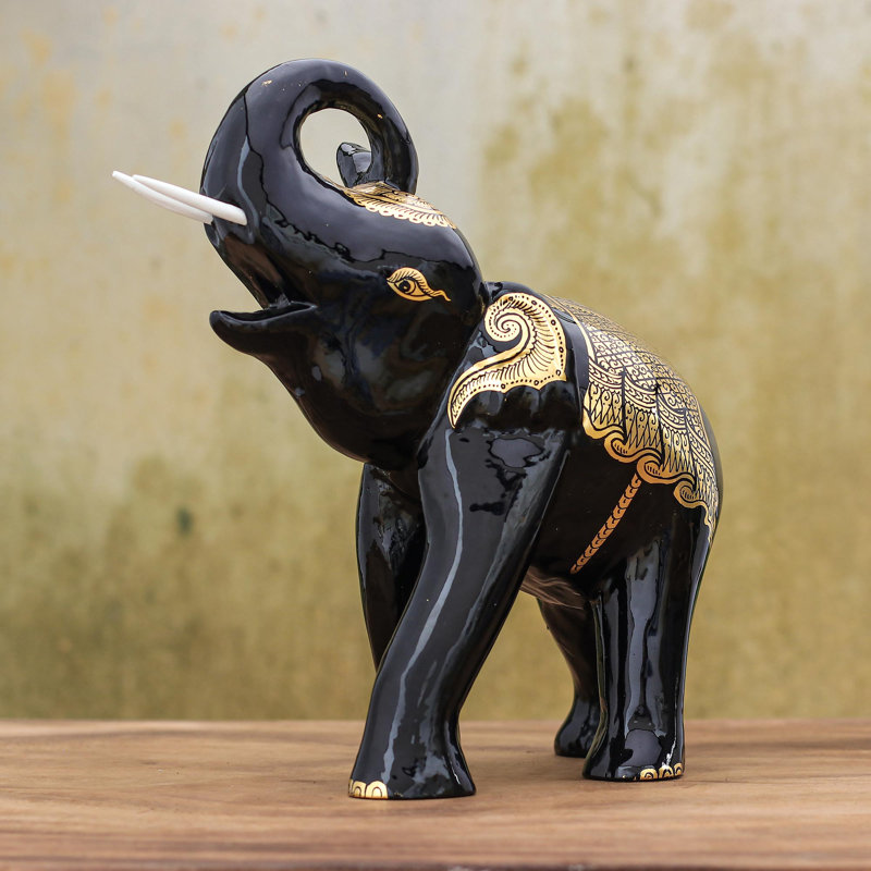 Sculpture éléphant avec accents dorés