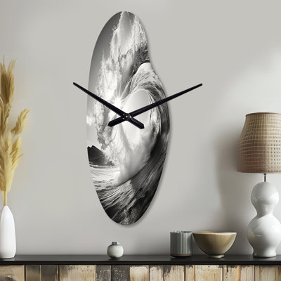 Horloge murale asymétrique en métal noir et blanc Wave I