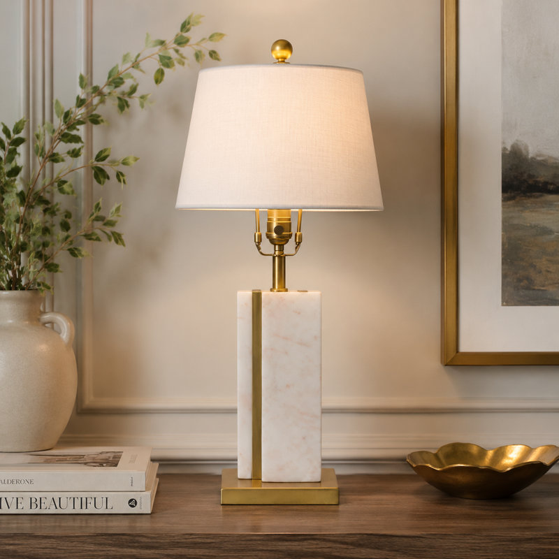Lampe de table en marbre blanc fabriquée à la main avec détails en laiton