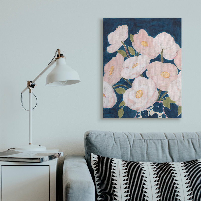 Fleurs printanières, pétales roses sur bleu profond, Toile tendue, H 40 po x l 30 po