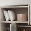 Élégante garde-robe à 4 portes avec panneaux de verre givré, poignées en laiton et grand espace de rangement - tablettes réglables et grands tiroirs pour une organisation moderne