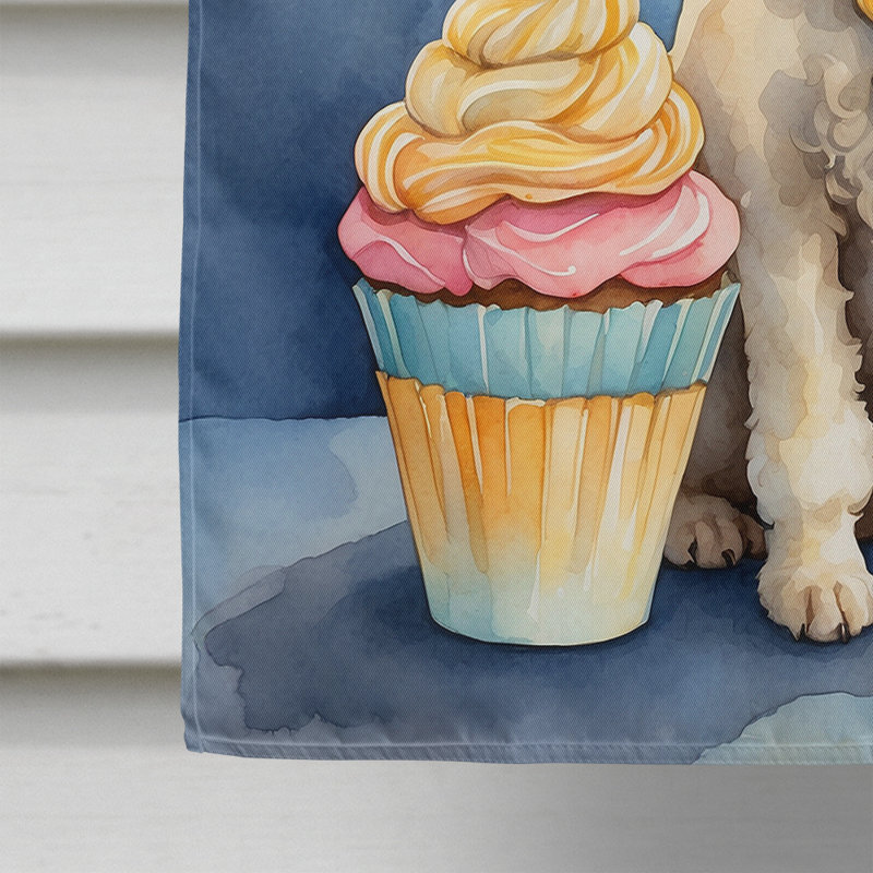 Drapeau «Happy Birthday House», Caniche jouet blanc