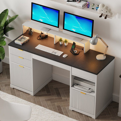 Bureau de direction moderne cannelé de 63 po de largeur, bureau à domicile en bois avec station de chargement et classeur, bureau d'ordinateur à 3 tiroirs, bureau d'écriture avec tablettes ouvertes, bureau de jeu à DEL avec support pour écran, blanc, cadeau