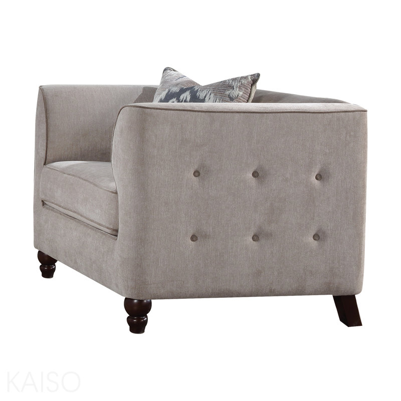 Chaise en velours brun clair avec coussin
