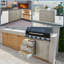 Armoire à tiroirs de cuisine 38 po pour l'extérieur, organisateur encastré pour îlot de barbecue à grain de bois en acier inoxydable avec rangement au propane et anneau à déchets, sans perceuse, couleur magnolia