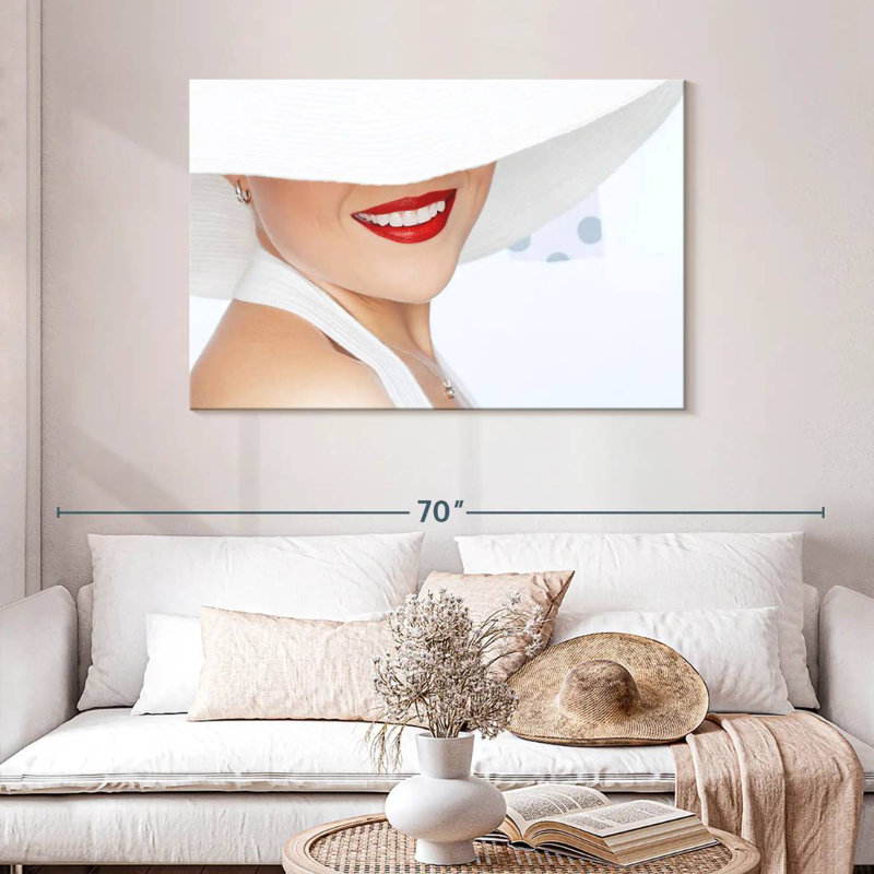 Femme souriante de Navette, H 30 po x l 45 po