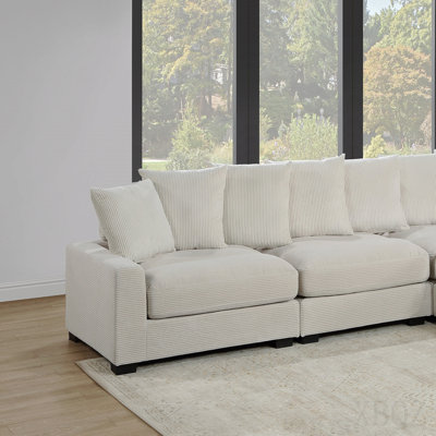 Chaise en velours côtelé beige avec coussins et pieds en bois