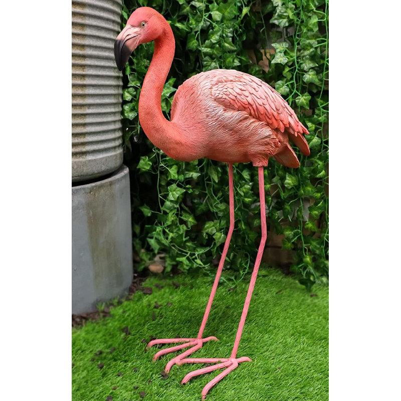 Statue de flamant rose Henleaze debout dans un dépôt