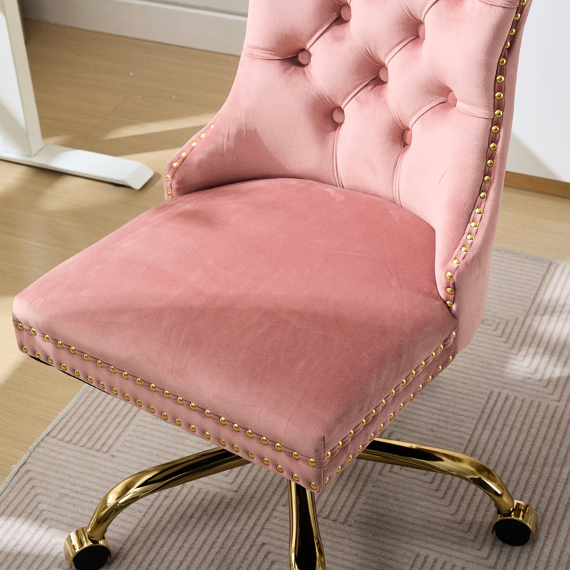 Fauteuil de bureau moderne en velours rose avec piètement en métal doré, pivotant et réglable, design capitonné, mousse à haute résilience, boutons cousus à la main, garniture décorative cloutée, revêtement pivotant, triple couche électroplaquée