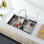 Évier de cuisine 33 po x 22 po en acier inoxydable brossé gris, évier simple fait à la main avec planche à découper, passoire et grille inférieure, acier 304 de calibre 20 pour cuisine