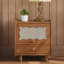 Table de chevet en bois exquise avec rangement en rotin pour l'élégance de la chambre à coucher