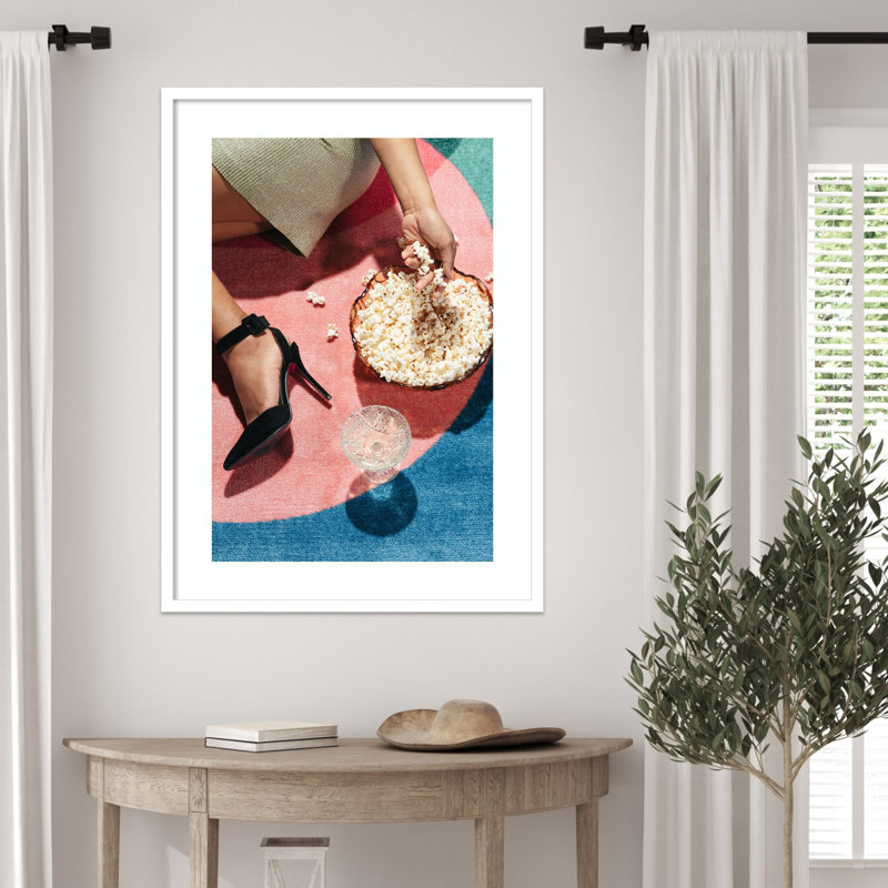 «Movie Night 1» par Colson Wood, reproduction d'art encadrée, H 33 po x l 24 po, Blanc svelte