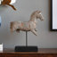 Statue de cheval antique sur pied