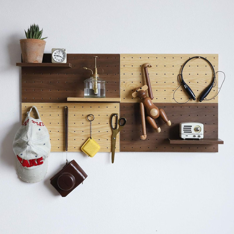 Panneau perforé en bois, panneau perforé robuste pour organisateur de grille mural, panneaux de rangement et de présentation avec tablettes et crochets en laiton (couleur: chêne)