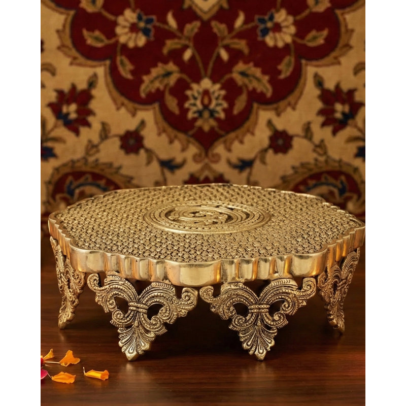Chowki rituel en laiton avec motifs de fleurs jaal complexes - piédestal de vigne inspiré de Hoysala pour décor de divinité Puja Altar
