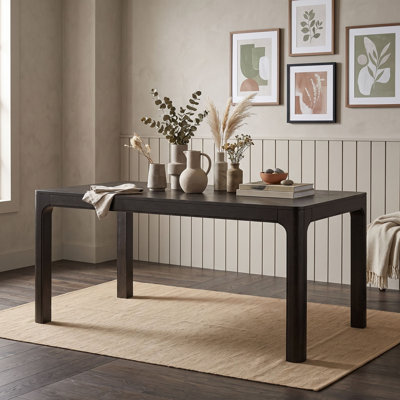 Table de salle à manger rectangulaire contemporaine avec dessus en parquet, coins arrondis et piètement robuste à quatre pieds.
