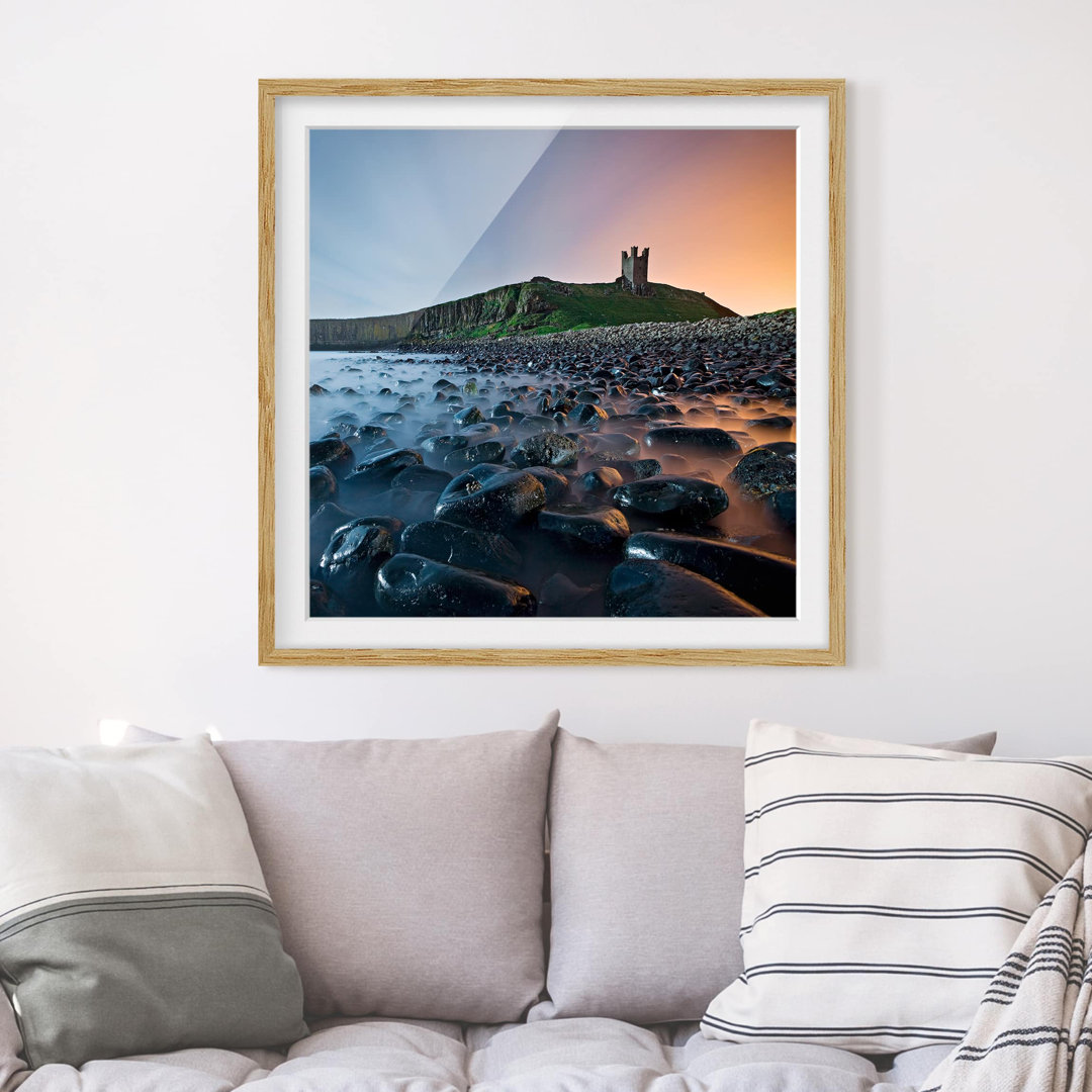 Gerahmtes Papierbild Sonnenaufgang mit Nebel bei Dunstanburgh Castle