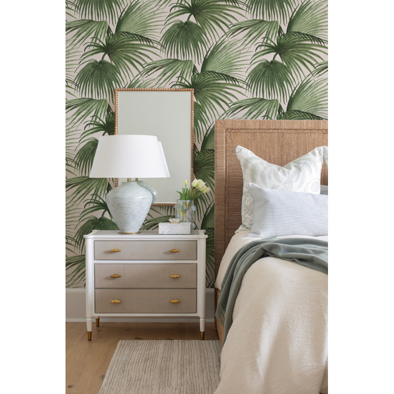 Papier peint Pawley’s Island Palms Barely Blush par Megan Molten, Vert/rose, Papier, Non-collé