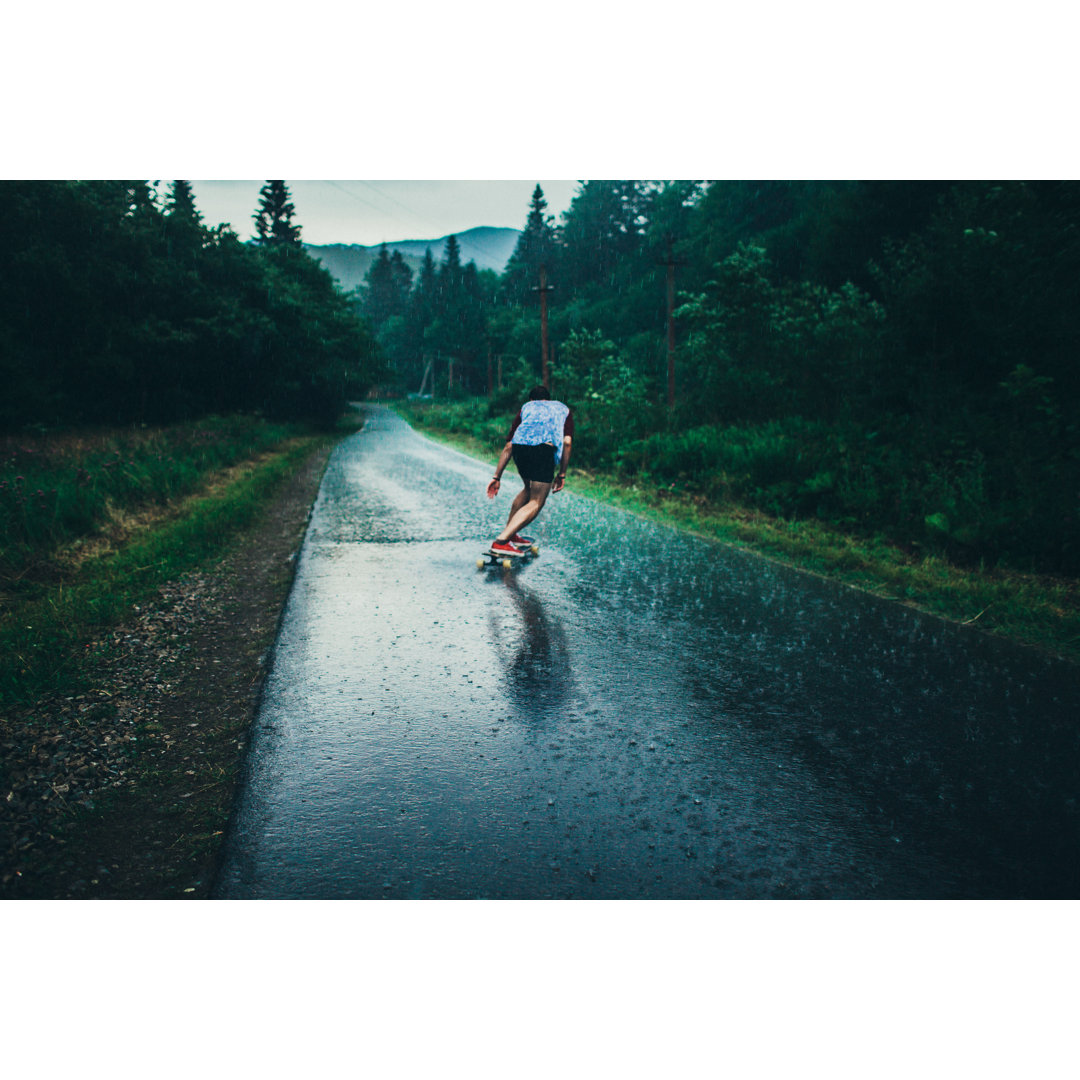 Mann Longboarding von Oleh_Slobodeniuk - Druck ohne Rahmen auf Leinwand