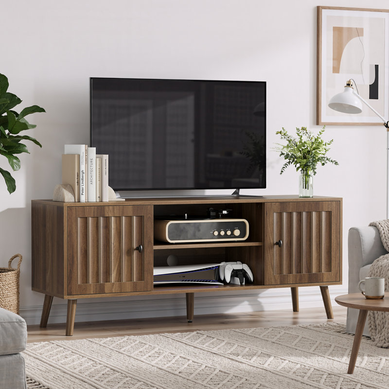 Meuble télé en bois avec 2 portes rainurées et tablettes réglables
