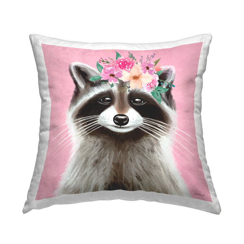 Coussin décoratif à motif de raton laveur et fleurs roses par Elizabeth Tyndall