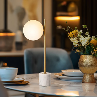 Lampe de table moderne minimaliste de 20,3 po avec base en pierre de marbre et abat-jour en verre lune, compatible avec une ampoule E26 - idéale pour la chambre à coucher, le salon ou le bureau