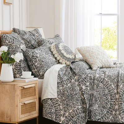 Ashanti Oversized easy care lightweight paisley Quilt Bedding Set by Southshore Fine Linens