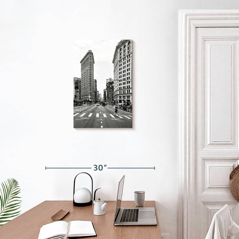 Aime The Flatiron Building, H 24 po x l 16 po