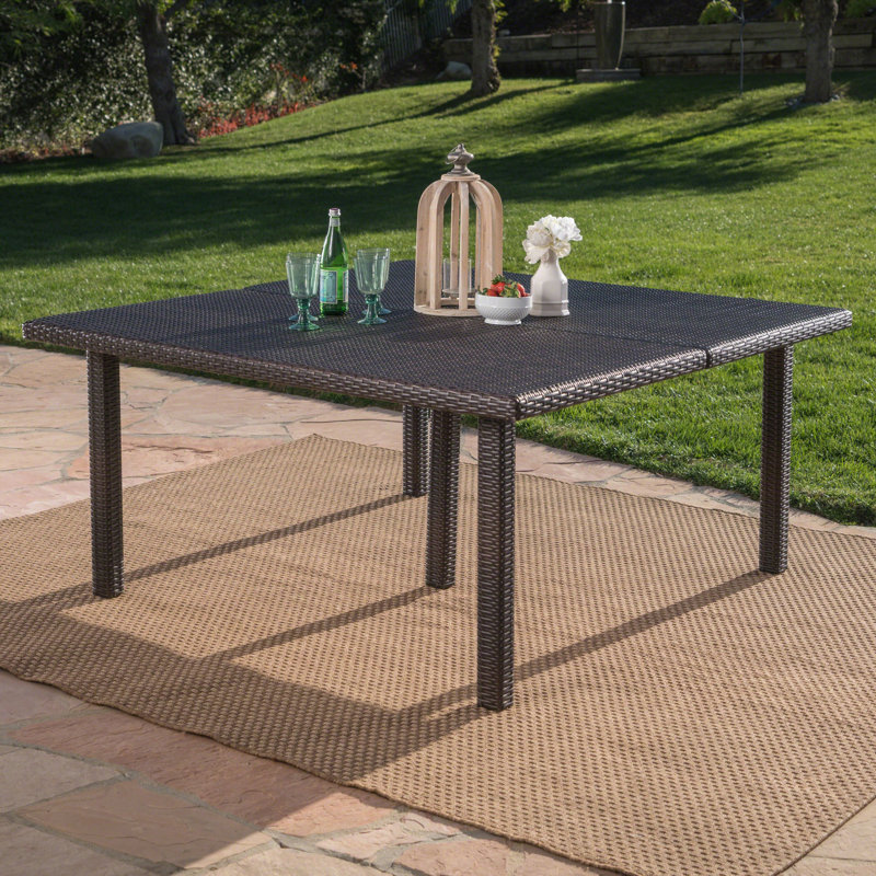 Table de salle à manger d'extérieur moderne en rotin carré de 64 po, table de patio carrée avec structure en fer robuste, conception en rotin toutes saisons pour la cour, le jardin et la piscine