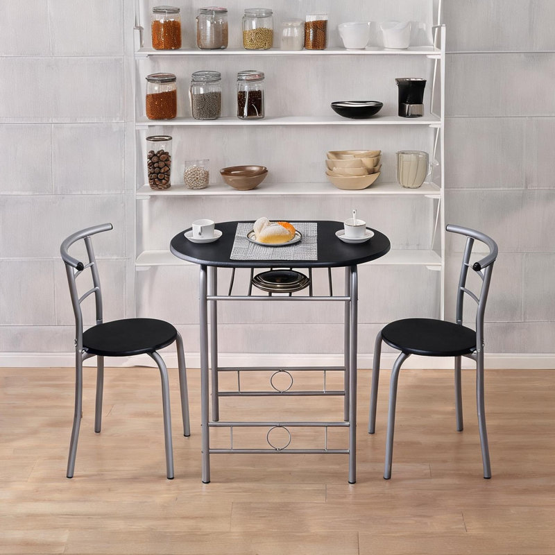 Ensemble de repas de bistro compact avec deux tabourets, table et chaises noires peu encombrantes pour petites cuisines