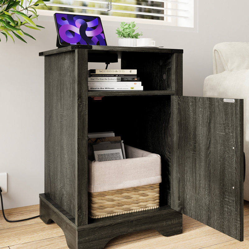Table de chevet rustique gris foncé avec station de charge. Charnières en métal à extrémités en bois. Grande table de chevet avec rangement pour les accessoires - gris. Et table en bois d'ingénierie. Prises électriques spacieuses et pratiques