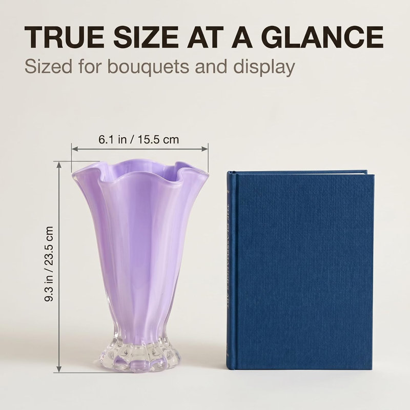 Vase en verre mauve avec surface ondulée