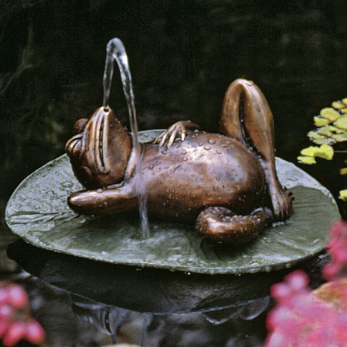 Design Toscano Spitting Lazy Frog on Lily Pad Cast Garden Statue