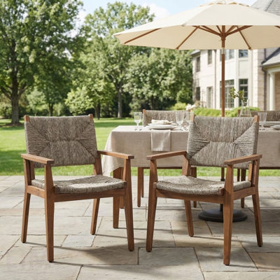 Chaise de salle à manger d'extérieur durable avec structure en bois d'acacia, siège en osier tissé à la main et finition brune élégante pour le patio et le jardin