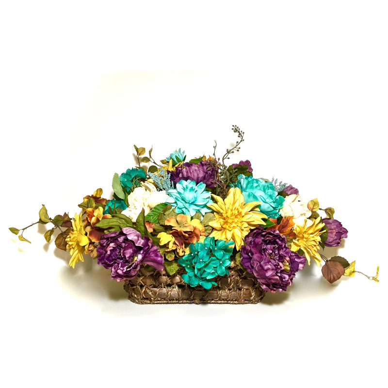 Arrangement floral long dans un panier