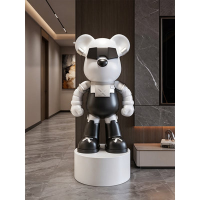Statue d'ours streetwear stylée, corps massif et accents de croix