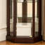Vitrine de coin lumineuse avec vitrine élégante-113183126