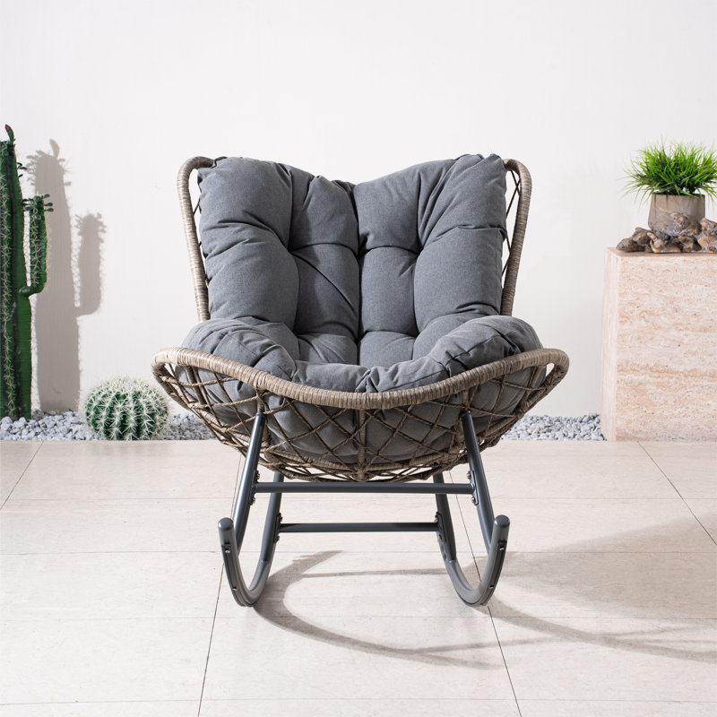 Chaise berçante d'extérieur en rotin avec coussin