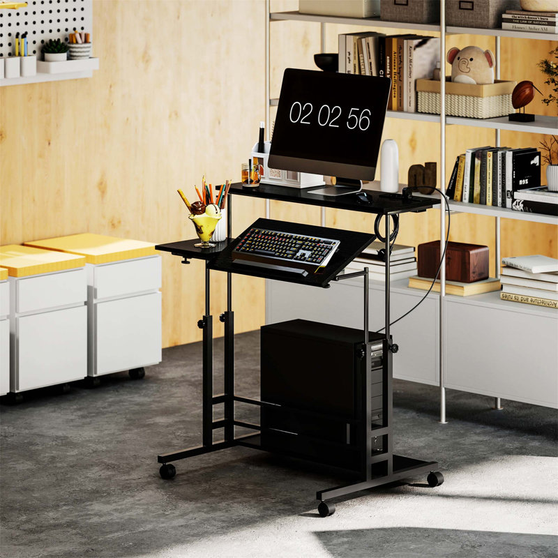 Bureau assis-debout à roulettes réglable en hauteur avec plateau inclinable et prises électriques pour bureau à domicile (BUREAU SEULEMENT, CHAISE NON INCLUSE)