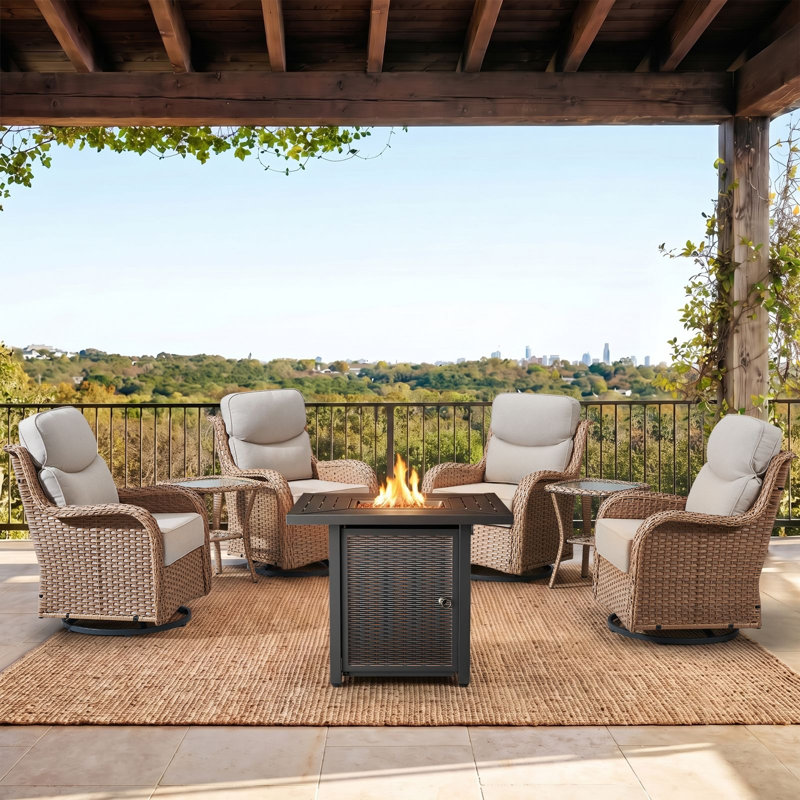 Ensemble de conversation extérieur en osier pour 4 personnes avec canapé, fauteuils pivotants, table d'appoint et foyer.