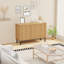 Buffet moderne avec portes cannelées et tablette réglable