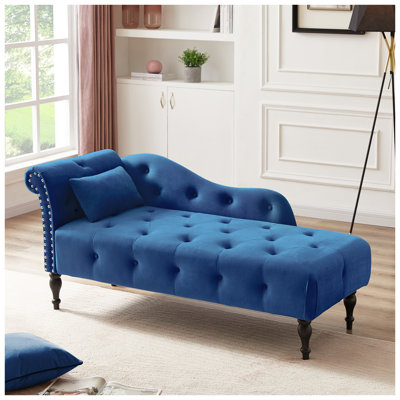 Chaise longue Aijia 60,6 po en velours bleu avec boutons capitonnés, garniture cloutée et pieds en bois massif