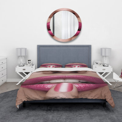 «Pink Woman Lips With Finger On Mouth» - Ensemble de housse de couette moderne - Microfibre de polyester