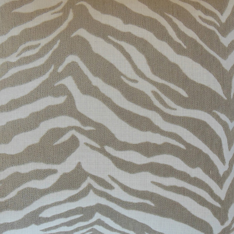Coussin Selassie, Hauteur (24 po) x largeur (24 po), Gris / Blanc cassé